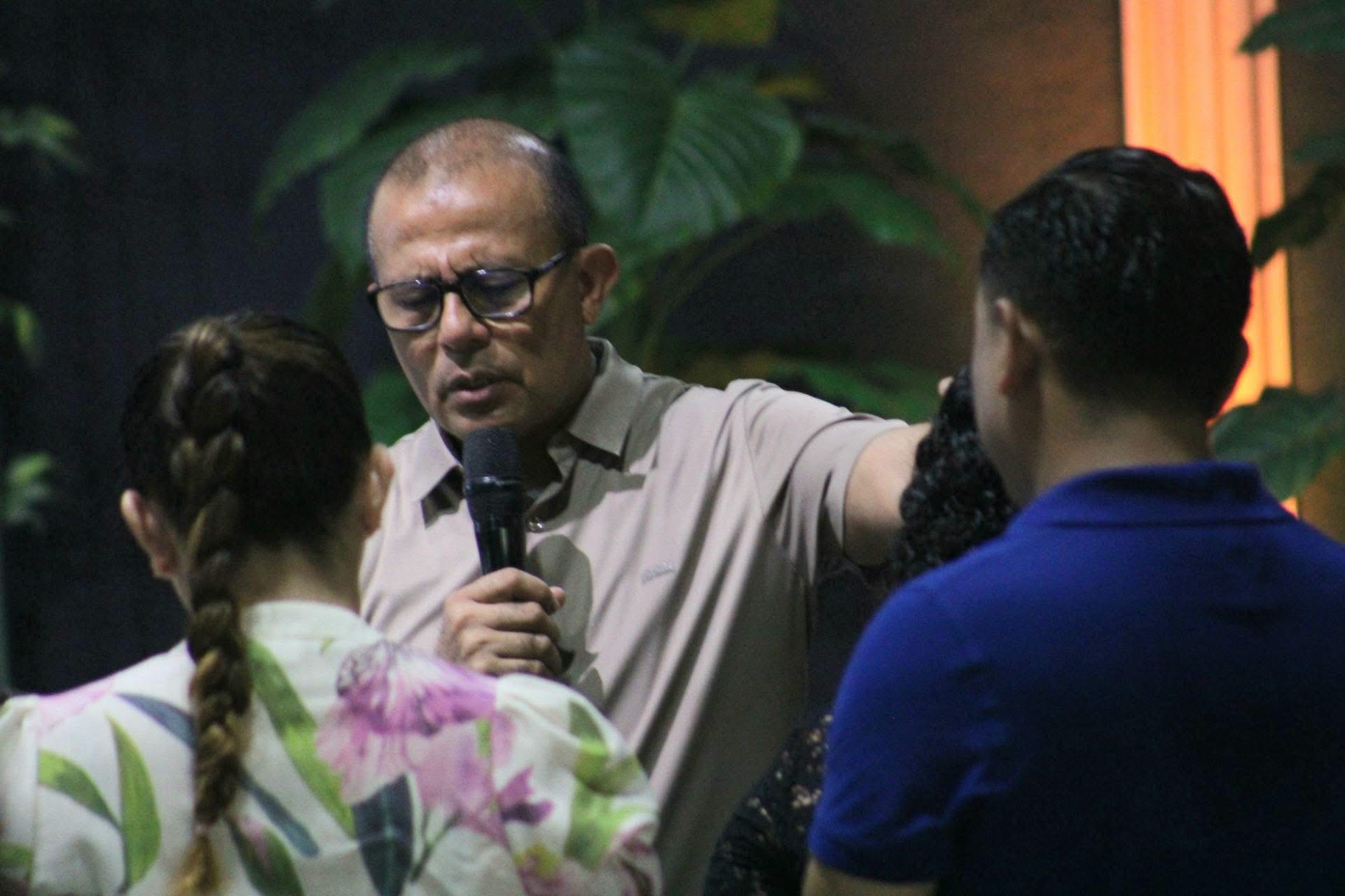 Oración y ministración en Oasis de Amor