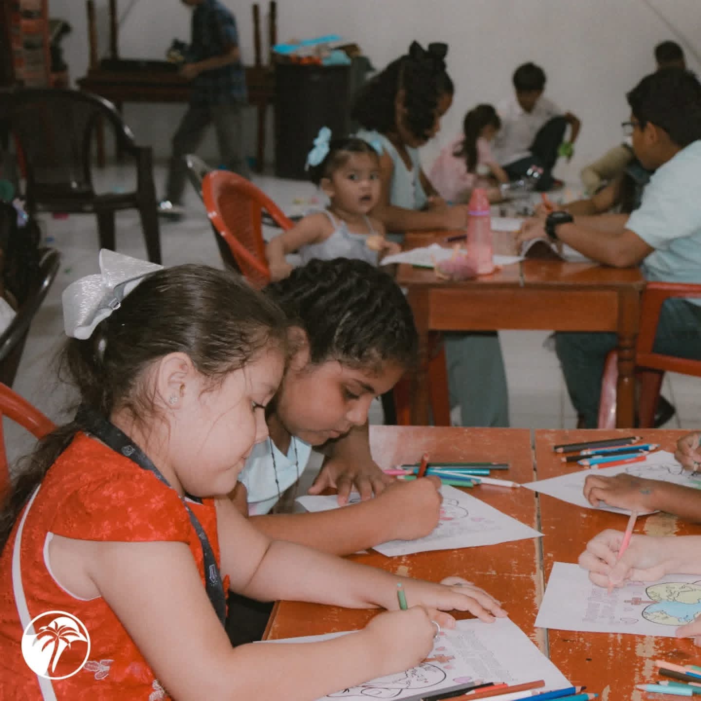 Niños aprendiendo y creando en Oasis de Amor
