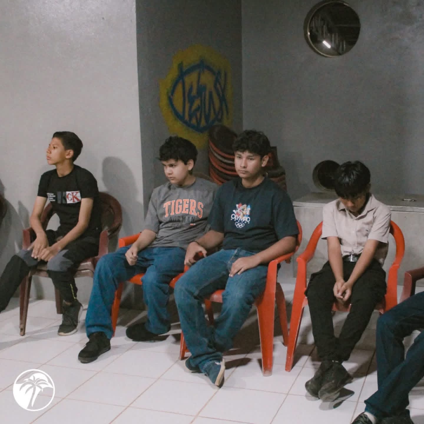 Jóvenes reunidos en Oasis de Amor