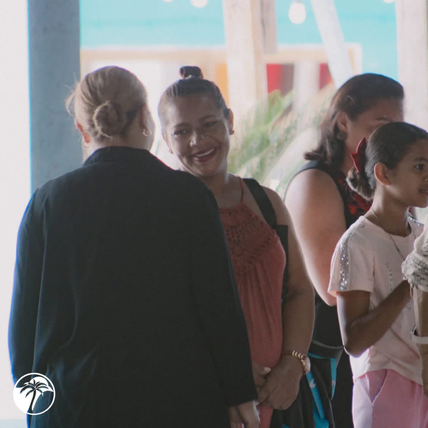 Familias compartiendo en comunión en Oasis de Amor