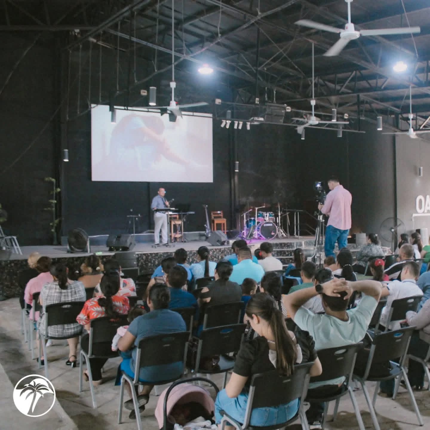 Congregación reunida durante el Servicio General en Oasis de Amor