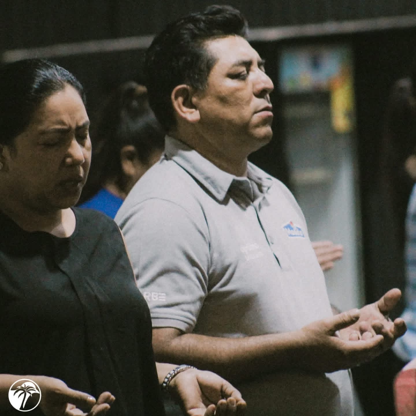 Personas buscando a Dios en oración en Oasis de Amor